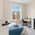 Home, Sleeps 6, Contractor Friendly, Free Parking 度假居 *