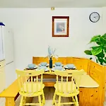 Stylish 4 Bedrome House - Free Parking