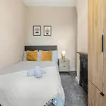 Home, Sleeps 6, Contractor Friendly, Free Parking 度假居 *