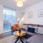 Дом отдыха Group Stay, Sleeps 12, 3 Bathroom