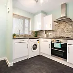 2 Bedroom House With 4 Beds, 3 Doubles & 1 Single - In Salford, 10 Mins Uber From Centre - Located In Salford Close To Old Trafford, United, Trafford Park, Salford Quays & More! With Garden & Parking - By Maevela *