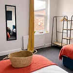 New Stylish 4br - Sleeps 9 - Parking