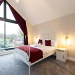 Ferienhaus Stunning Family With Hot Tub In Worsley Manchester