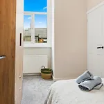 Home, Sleeps 6, Contractor Friendly, Free Parking *