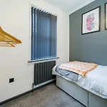 Prázdninový dům Spacious 3br - Free Parking - Near Centre - Sleeps 6 *