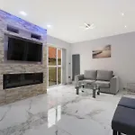 Stylish With Free Parking And Easy Access 펜션