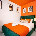 Casa vacanze 2 Bedroom House With 4 Beds, 3 Doubles & 1 Single - In Salford, 10 Mins Uber From Centre - Located In Salford Close To Old Trafford, United, Trafford Park, Salford Quays & More! With Garden & Parking - By Maevela *