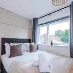 Дом отдыха Modern 2-bed By 53 Degrees Near Etihad & Centre, With Free Parking! *