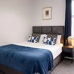 Feriehus New Stylish 4br - Sleeps 9 - Parking *