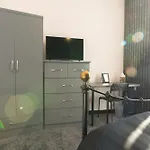 Warden Home-9 Guests-4 Bedrooms-near Etihad Stadium & Co-op Arena-100 - Near Train Station & Bus Station 펜션 *