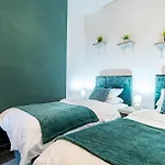 Spacious 3br - Free Parking - Near Centre - Sleeps 6 *