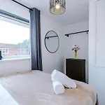 Дом отдыха Modern 2-bed By 53 Degrees Near Etihad & Centre, With Free Parking! *