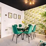 2 Bedroom House With 4 Beds, 3 Doubles & 1 Single - In Salford, 10 Mins Uber From Centre - Located In Salford Close To Old Trafford, United, Trafford Park, Salford Quays & More! With Garden & Parking - By Maevela Casa vacanze *