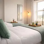 Дом отдыха New Stylish 4br - Sleeps 9 - Parking