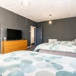 Warden Home-9 Guests-4 Bedrooms-near Etihad Stadium & Co-op Arena-100 - Near Train Station & Bus Station 펜션 맨체스터