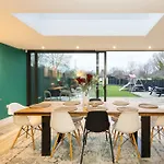 Stunning Family With Hot Tub In Worsley Manchester