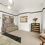 Luxury 5 Bed 10 Min To Airport Sleeps 14 *