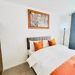 Stylish 4 Bedrome House - Free Parking Дом отдыха *