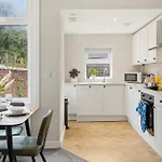 Home, Sleeps 6, Contractor Friendly, Free Parking