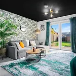 Prázdninový dům House In Salford With 4 Beds, 3 Doubles & 1 Single - In Salford, 10 Mins Uber From Centre - Nearby To Old Trafford, United, Trafford Park, Salford Quays & - Perfect For Short Or Long - With Garden & Parking Manchester