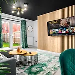 Casa vacanze 2 Bedroom House With 4 Beds, 3 Doubles & 1 Single - In Salford, 10 Mins Uber From Centre - Located In Salford Close To Old Trafford, United, Trafford Park, Salford Quays & More! With Garden & Parking - By Maevela *