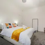 Spacious 4br Near Etihad - Free Parking - 5 Min Train Station Ferienhaus