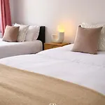 Nyaraló New Stylish 4br - Sleeps 9 - Parking