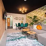 2 Bedroom House With 4 Beds, 3 Doubles & 1 Single - In Salford, 10 Mins Uber From Centre - Located In Salford Close To Old Trafford, United, Trafford Park, Salford Quays & More! With Garden & Parking - By Maevela بيت للعطل