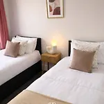 Дом отдыха New Stylish 4br - Sleeps 9 - Parking