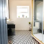 度假居 Warden Home-9 Guests-4 Bedrooms-near Etihad Stadium & Co-op Arena-100 - Near Train Station & Bus Station *