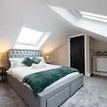 Stunning Family With Hot Tub In Worsley * Manchester