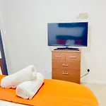 Stylish 4 Bedrome House - Free Parking Дом отдыха *