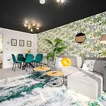 بيت للعطل 2 Bedroom House With 4 Beds, 3 Doubles & 1 Single - In Salford, 10 Mins Uber From Centre - Located In Salford Close To Old Trafford, United, Trafford Park, Salford Quays & More! With Garden & Parking - By Maevela