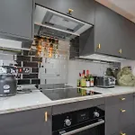 Prázdninový dům Spacious 2 Bedroom House Sleeps 4 L On-street Parking L The Cosy Corner Nationwide *