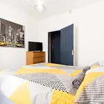 Warden Home-9 Guests-4 Bedrooms-near Etihad Stadium & Co-op Arena-100 - Near Train Station & Bus Station 맨체스터