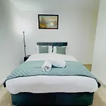 Stylish 4 Bedrome House - Free Parking Дом отдыха Манчестер