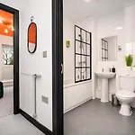 House In Salford With 4 Beds, 3 Doubles & 1 Single - In Salford, 10 Mins Uber From Centre - Nearby To Old Trafford, United, Trafford Park, Salford Quays & - Perfect For Short Or Long - With Garden & Parking Prázdninový dům Manchester