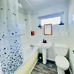 Stylish 4 Bedrome House - Free Parking *