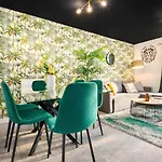 2 Bedroom House With 4 Beds, 3 Doubles & 1 Single - In Salford, 10 Mins Uber From Centre - Located In Salford Close To Old Trafford, United, Trafford Park, Salford Quays & More! With Garden & Parking - By Maevela Manchester