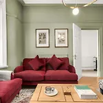 Luxury 5 Bed 10 Min To Airport Sleeps 14