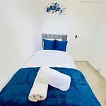 Casa vacanze Stylish 4 Bedrome House - Free Parking *
