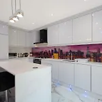 Stylish With Free Parking And Easy Access 맨체스터