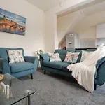 Ferienhaus Spacious 4br Near Etihad - Free Parking - 5 Min Train Station *