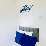 Stylish 4 Bedrome House - Free Parking *