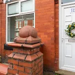 Home, Sleeps 6, Contractor Friendly, Free Parking Manchester