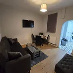 Prázdninový dům Lovely Large 3 Bedroom House Manchester