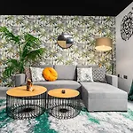 بيت للعطل 2 Bedroom House With 4 Beds, 3 Doubles & 1 Single - In Salford, 10 Mins Uber From Centre - Located In Salford Close To Old Trafford, United, Trafford Park, Salford Quays & More! With Garden & Parking - By Maevela *