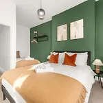 Luxury 5 Bed 10 Min To Airport Sleeps 14