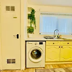 Casa vacanze Stylish 4 Bedrome House - Free Parking