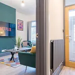 Spacious 3br - Free Parking - Near Centre - Sleeps 6 *